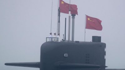 Атомная подводная лодка нового типа 094A «Цзинь» «Чанчжэн-10» Военно-морских сил Народно-освободительной армии Китая (НОАК) участвует в военно-морском параде в честь 70-й годовщины основания ВМС НОАК в море недалеко от Циндао, провинция Шаньдун на востоке Китая, 23 апреля 2019 года.