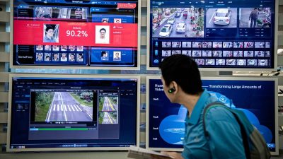 На мониторах в кампусе Huawei в Бантяне, Шэньчжэнь, Китай, 26 апреля 2019 года демонстрируются технологии распознавания лиц и искусственного интеллекта.