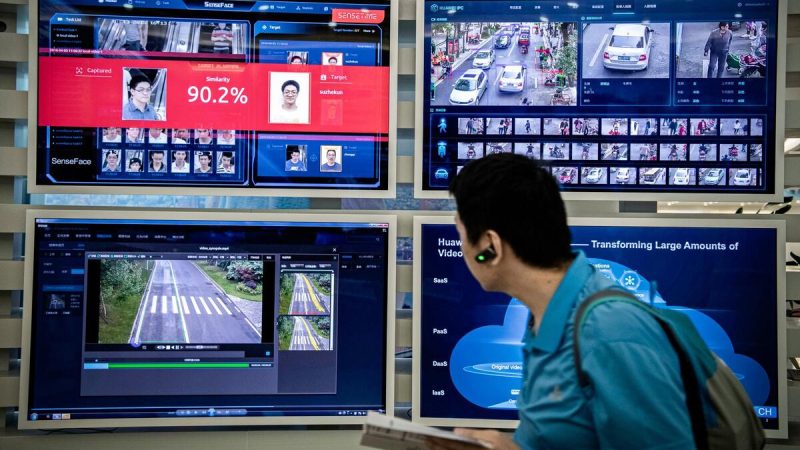 На мониторах в кампусе Huawei в Бантяне, Шэньчжэнь, Китай, 26 апреля 2019 года демонстрируются технологии распознавания лиц и искусственного интеллекта.