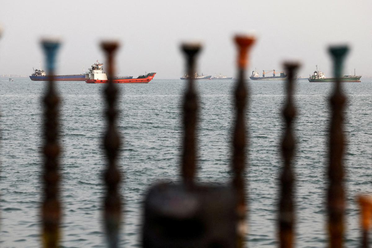 Суда в Ормузском проливе у побережья Бандар-Аббаса, Иран, 22 мая 2026 года.