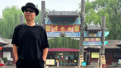 Китайский художник Гао Чжэнь позирует в Цзинане, провинция Шаньдун на севере Китая в июне 2023 года.