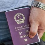 У медицинских работников в Китае конфискуют паспорта и запрещают выезд за границу