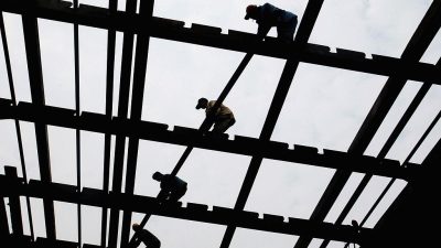 Рабочие строят киль корабля на государственной верфи в Гуанчжоу, провинция Гуандун, Китай, 23 марта 2005 года.