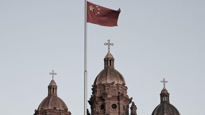 Китайский государственный флаг развевается перед церковью Святого Иосифа в Пекине, 22 октября 2020 года.