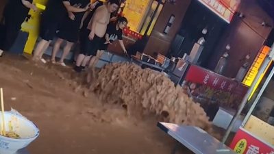 Мощные ливни обрушились на Китай: почти 10 тысяч человек оказались в зоне бедствия (видео)