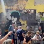 «Цой жив»: 36 лет спустя поклонники снова собрались у легендарной стены на Арбате (видео)
