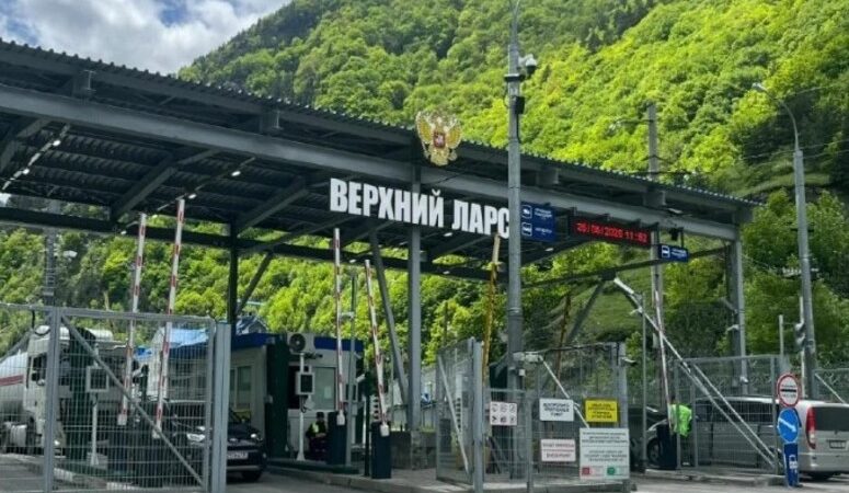 Верхний Ларс перегружен: поток людей из России достиг рекордных значений Верхнйи Ларс
