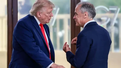 Президент США Дональд Трамп беседует с премьер-министром Канады Марком Карни во время рабочего обеда в рамках саммита «Большой семёрки» в Эвиане, Франция, 16 июня 2026 года.