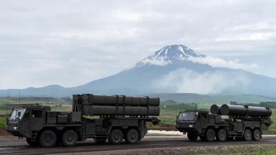 Ракеты класса «земля — корабль» запускаются перед горой Фудзи во время учений с боевой стрельбой Сухопутных сил самообороны Японии на полигоне Ист-Фудзи в Гомбэ, префектура Сидзуока, Япония, 8 июня 2025 года.