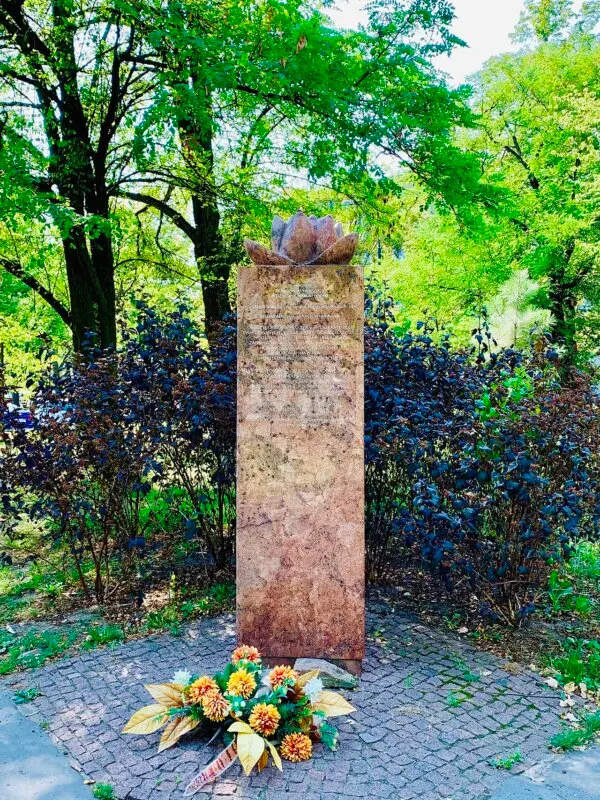 Памятник «Доброму махарадже» в варшавском районе Охота, воздвигнутый в честь индийского правителя, спасшего польских сирот и обеспечившего сохранение их культурного наследия.