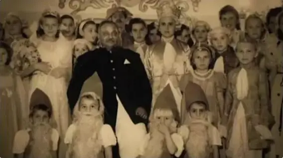 Махараджа с польскими детьми в канун Рождества 1943 года.