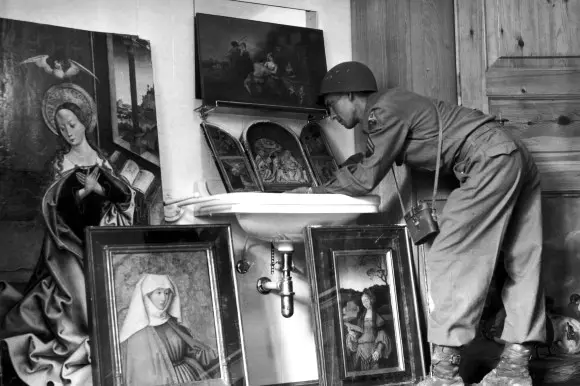 Специалист по монументам с известными историческими произведениями искусства.