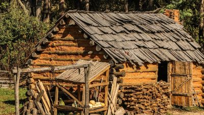 Старый заброшенный деревянный дом в опустевшей российской деревне.