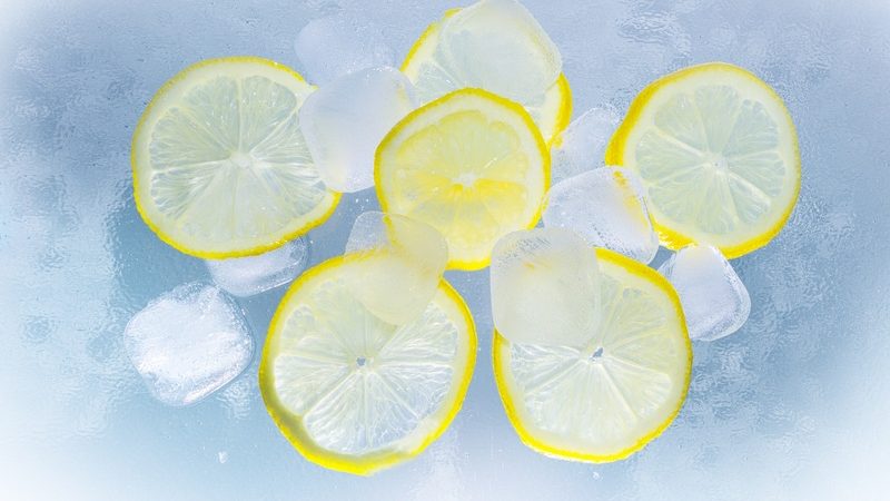 Как надолго сохранить вкус и полезные свойства лимонов? Замораживание лимонов помогает сохранить их вкус и аромат, хотя структура плода при этом меняется.