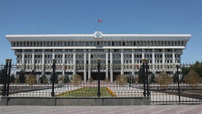 Здание Жогорку Кенеша — высшего парламента Кыргызской Республики в Бишкеке.