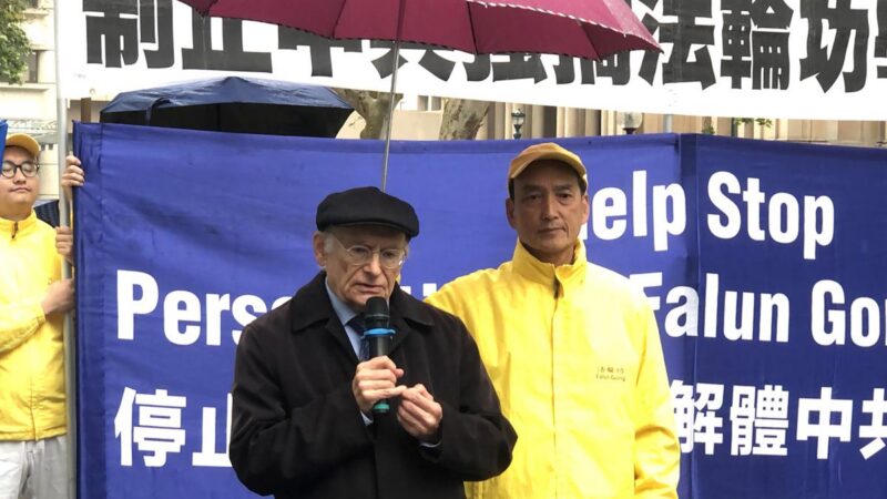 Канадский адвокат по правам человека Дэвид Мэйтас (слева) обращается к толпе у здания мэрии Сиднея, призывая к действиям по прекращению торговли органами, Сидней, Австралия. 22 сентября 2026 года.