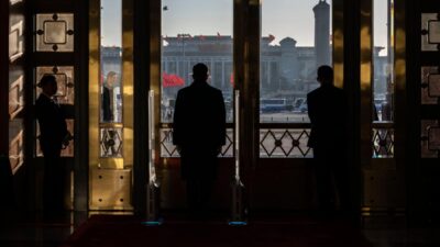 Пост охраны у входа перед заключительным заседанием Народного политического консультативного совета Китая в Большом зале Народного собрания в Пекине 11 марта 2026 года.