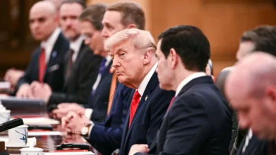 Президент Дональд Трамп (в центре) сидит рядом с госсекретарём Марко Рубио (второй справа) во время встречи с председателем КНР Си Цзиньпином в Доме народных собраний в Пекине 14 мая 2026 года.