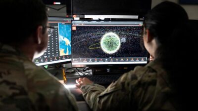 Космические силы США проверяют компьютерные рабочие станции на базе «Ванденберг», штат Калифорния, 18 декабря 2025 года.