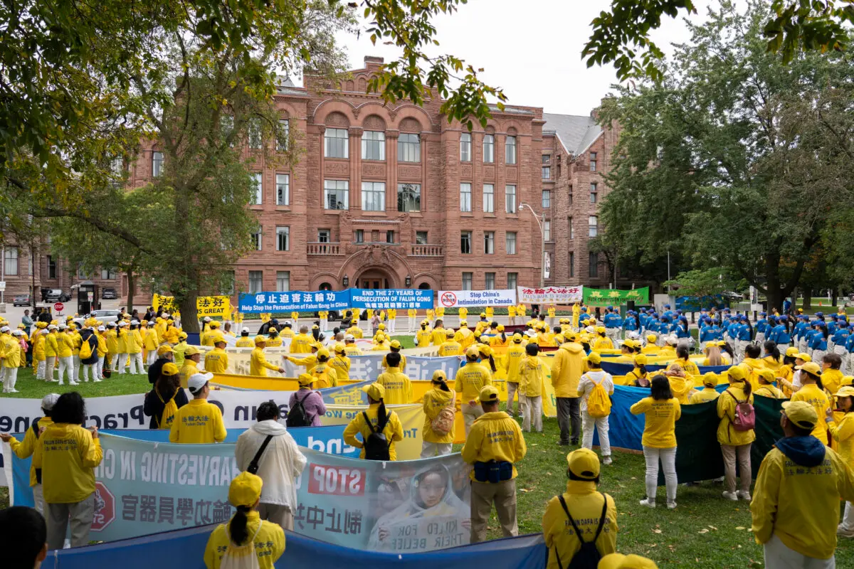 Практикующие Фалуньгун и их сторонники проводят митинг в Квинс-парке, призывая положить конец преследованиям и транснациональным репрессиям со стороны компартии Китая, Торонто, 19 сентября 2026 года.