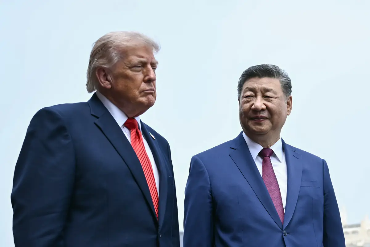 Президент Дональд Трамп и председатель КНР Си Цзиньпин посещают Храм Неба в Пекине 14 мая 2026 года.