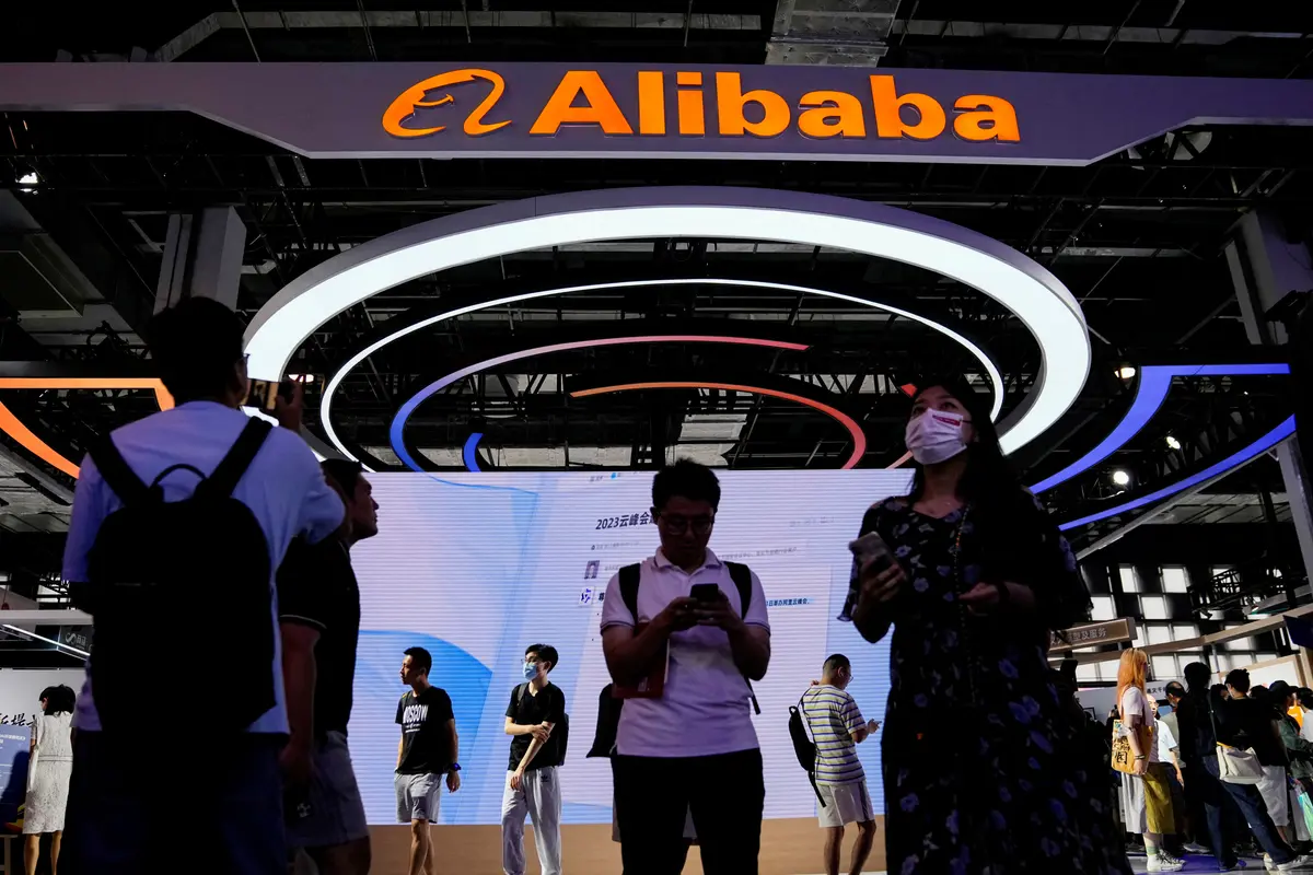 Логотип Alibaba Group на Всемирной конференции по ИИ (World Artificial Intelligence Conference, WAIC) в Шанхае, Китай, 6 июля 2023 года.