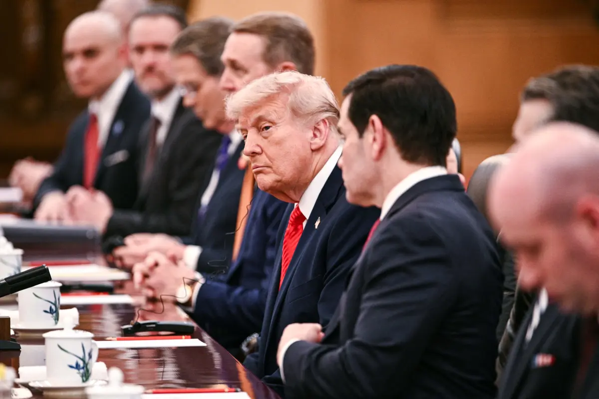 Президент Дональд Трамп рядом с госсекретарём Марко Рубио во время встречи с лидером Китая Си Цзиньпином в Доме народных собраний в Пекине 14 мая 2026 года.