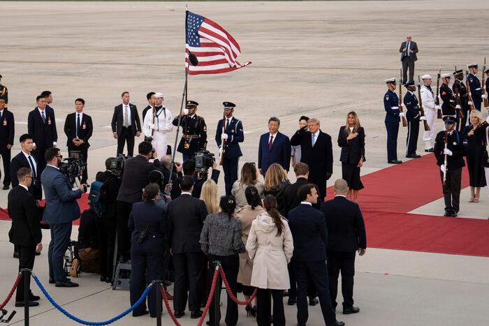 Президент США Дональд Трамп и первая леди Мелания Трамп приветствуют китайского лидера Си Цзиньпина и его супругу Пэн Лиюань на объединённой базе Эндрюс, штат Мэриленд, 23 сентября 2026 года.