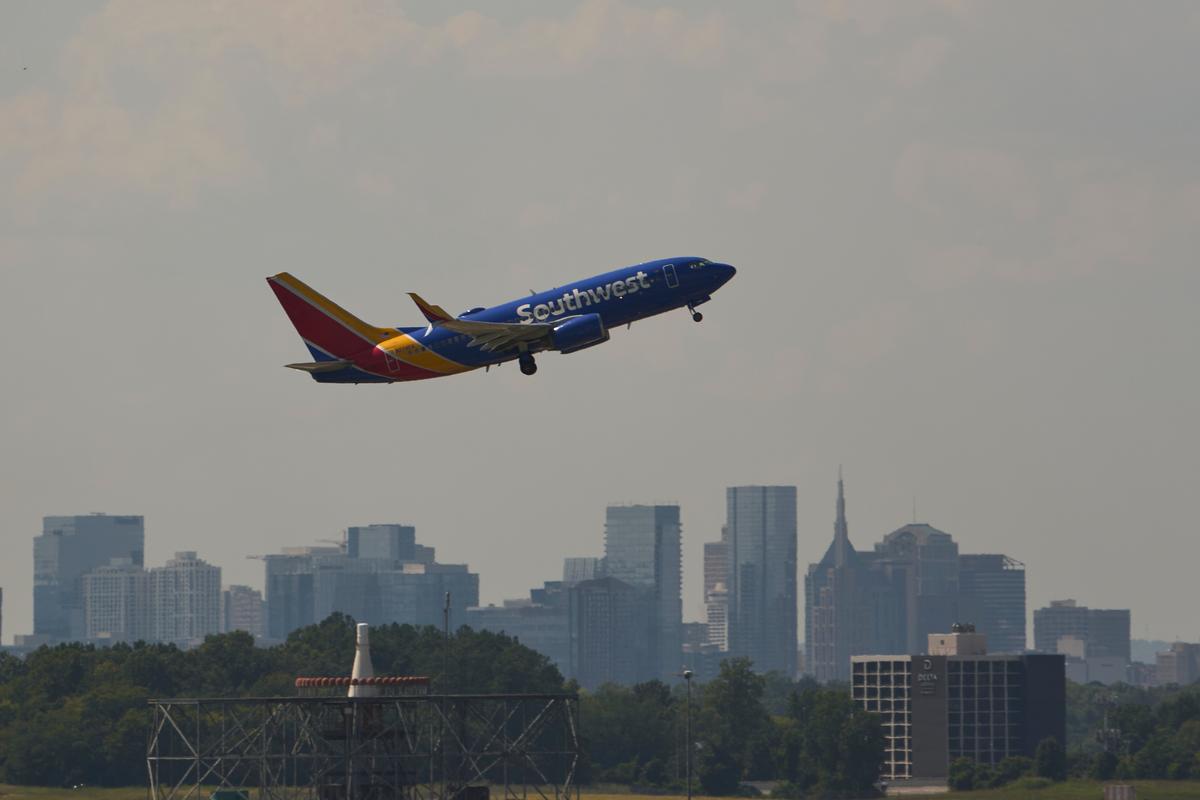 Самолёт Southwest взлетает из международного аэропорта Нэшвилла, штат Теннесси, 28 августа 2026 года.