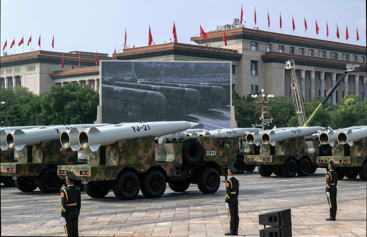 Новая гиперзвуковая противокорабельная ракета YJ 21 на грузовиках во время военного парада, посвящённого 80-й годовщине победы над Японией и окончанию Второй мировой войны, на площади Тяньаньмэнь в Пекине, 3 сентября