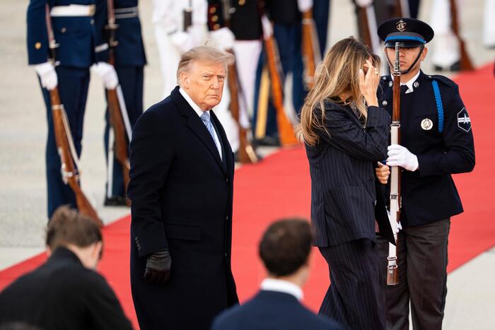 Президент США Дональд Трамп и первая леди Мелания Трамп приветствуют китайского лидера Си Цзиньпина и его супругу Пэн Лиюань на объединённой базе Эндрюс, штат Мэриленд, 23 сентября 2026 года.