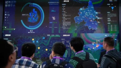 Школьники наблюдают за работой искусственного интеллекта. (NICOLAS ASFOURI/AFP via Getty Images)