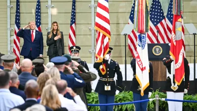 Президент Дональд Трамп и первая леди Мелания Трамп слушают национальный гимн во время мероприятий, посвящённых 25-й годовщине терактов 11 сентября 2001 года в Пентагоне в Вашингтоне, 11 сентября 2026 года.