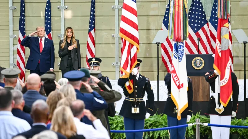 Президент Дональд Трамп и первая леди Мелания Трамп слушают национальный гимн во время мероприятий, посвящённых 25-й годовщине терактов 11 сентября 2001 года в Пентагоне в Вашингтоне, 11 сентября 2026 года.