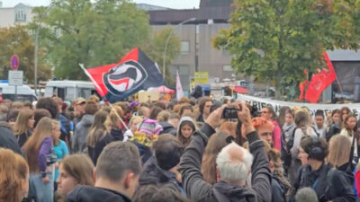 Немецкие подростки протестуют против призыва в армию. (Скриншот/iz.ru)