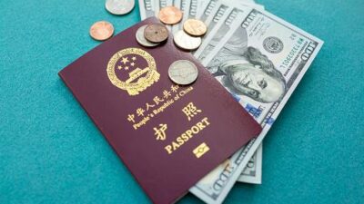 Китайский паспорт и иностранная валюта для путешествий по миру.