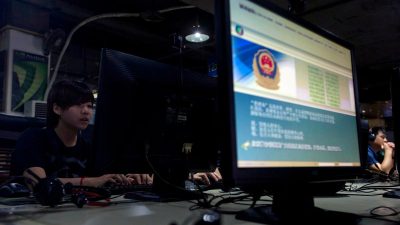 В интернет-кафе в Пекине на экране компьютера отображается сообщение о блокировке интернета в рамках «Великого китайского файрвола».