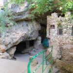 В Крыму ищут четырёх туристов, заблокированных водой в Красной пещере