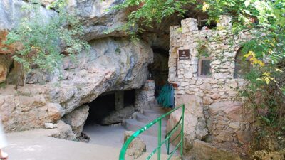 Вход в Красную пещеру Кызыл-Коба в Крыму.