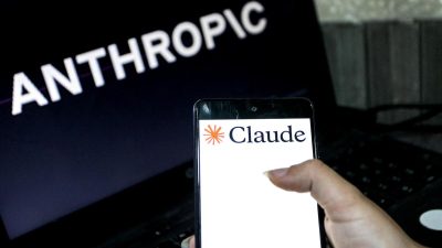 Логотип Claude на смартфоне и логотип Anthropic на экране компьютера в Тунисе, Тунис, 24 мая 2026 года.