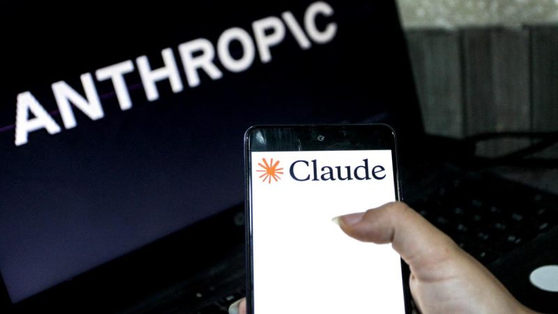 Логотип Claude на смартфоне и логотип Anthropic на экране компьютера в Тунисе, Тунис, 24 мая 2026 года.