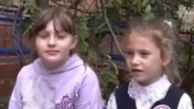 Две девочки провели 3 часа в сломанном лифте в Подмосковье. (Скриншот/VK Видео/Привет Долгопрудный)