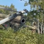 «Не хватило керосина»: Ми-8 с чиновником и журналистами экстренно сел на дорогу на Сахалине (видео)