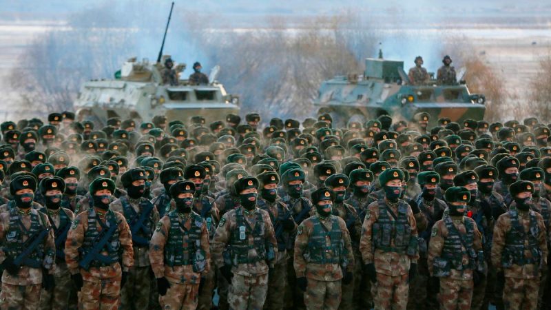 Солдаты армии Китая во время военной подготовки в горах Памира в Кашгаре, Синьцзян-Уйгурский автономный район на северо-западе Китая, 4 января 2021 года.