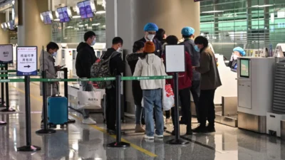 Люди у стоек регистрации China Eastern Airlines в международном аэропорту Хунцяо в Шанхае, 21 марта 2022 года.