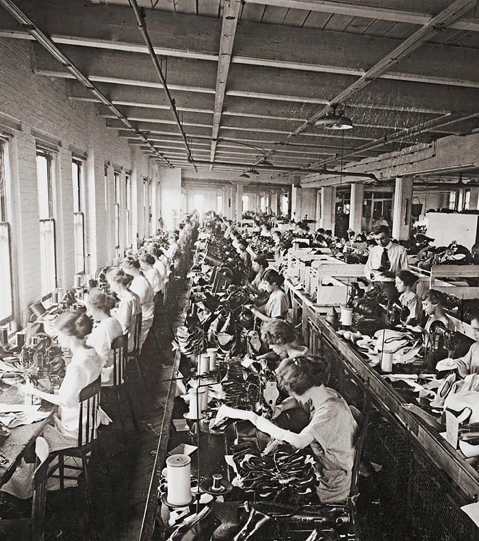 Швейный цех на обувной фабрике, Нью-Йорк, около 1925 года