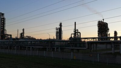 Нефтеперерабатывающий завод «Ярославнефтеоргсинтез» в Ярославле на фоне вечернего неба.