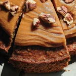 Медовый пирог с яблочно-масляной глазурью