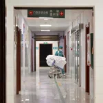 В больницах Китая сокращают зарплаты, а в некоторых их вообще перестали платить