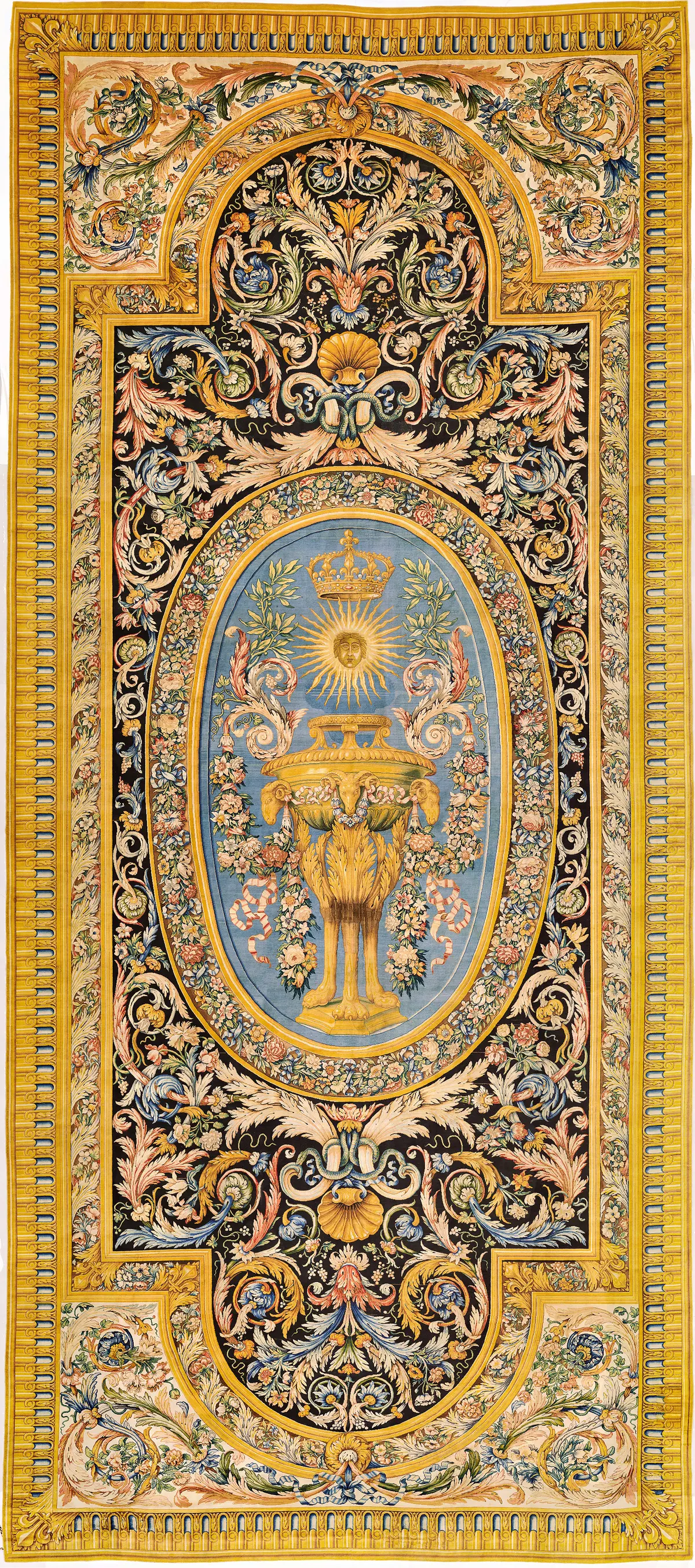 «Ковёр № 2 или 3 из Галереи Аполлона», 1664–1666 гг., мануфактура Савоннери. Шерсть, петлевой и стриженый ворс; 4 × 9 м. Частная коллекция.